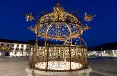 Der Eiserne Brunnen am Brucker Hauptplatz bei Nacht