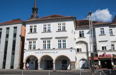 Aussenansicht Fabriziushaus - sechs große Fenster und Rundbögen im Ergeschoss