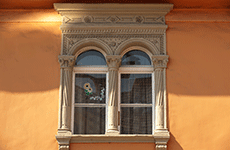 Flößmeisterhaus: Zwei Fenster mit Rundbögen und mit Blumen