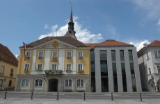 Die Vorderansicht des Rathauses - Alt- und Neubau und dahinter die Stadtpfarrkirche