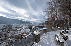 Blick vom Schlossberg auf die Stadt Bruck an der Mur im Winter