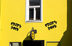 Das Lokal Crazy Rock, sehr auffälliges Haus, auffälliges gelb, mit dem Crazy Rock - Logo