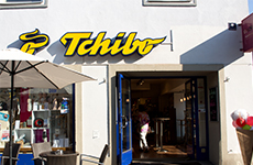 Das Café Eduscho Tchibo in der Mittergasse mit sofort erkennbarem Logo, der Eingang und ein großes Fenster daneben