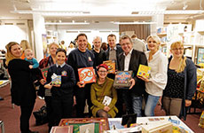 Ludothekleiter Manfred Werlein (4.v.l.), Stadtbüchereileiterin Silke Reitbauer-Rieger (vorne), Bürgermeister Peter Koch (3.v.r.) und Stadträtin Kerstin Stocker (2.v.r.) mit weiteren Besuchern bei der Eröffnung der Ludothek.