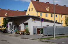 Das Café und Jausenecke Kainzer, ein kleines einladendes und graues Häuschen