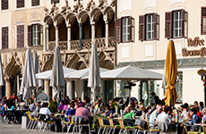 Das Kaffee Kornmesser im Kornmesserhaus am Hauptplatz, belebt, da es im Freien eine große Terrasse zum Sitzen gibt