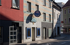 Das Café Konni's Ostringstüberl, in einem blau-orange gestreiftes Gebäude in der Herzog-Ernst-Gasse