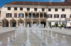 Kornmesserhaus mit Springbrunnen am Brucker Hauptplatz.