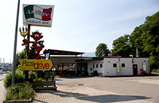 Die Pizzeria La Pizza, ein weißes, größeres Gebäude an der Wiener Straße