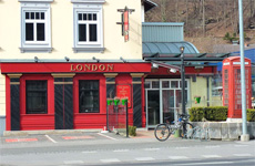 Das London Pub - Café, typisch englisches Gebäude, roter Unterteil mit der Aufschrift London und daneben eine typisch englische Telefonzelle