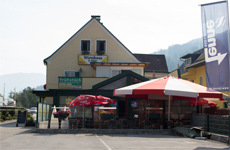 Rosi's Wirtshaus bzw. Gasthaus Folger, ein geliches Haus mit großem Gastgarten, geschützt vom vorbeifahrendem Verkehr