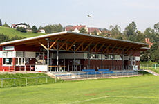 Das Sportcafé in Oberaich und die Tribüne des Sportplatzes