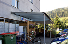 Das Café - Restaurant "Zum Ernstl", graues Haus in ruhiger Lage mit vielen Parkplätzen und Überdachung