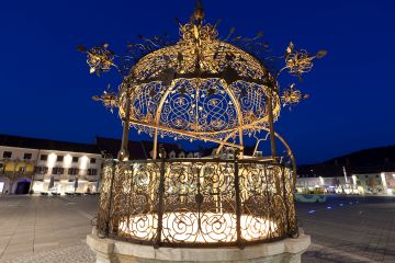 Eiserne Brunnen am Brucker Hauptplatz bei Nacht