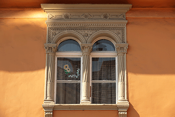 Flößmeisterhaus: Zwei Fenster mit Rundbögen und mit Blumen