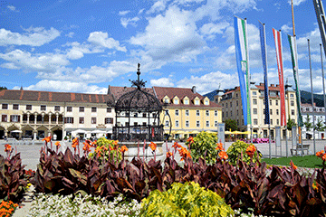 Hauptplatz Bruck an der Mur mit Eiserner Brunnen, im Hintergrund Kornmesserhaus