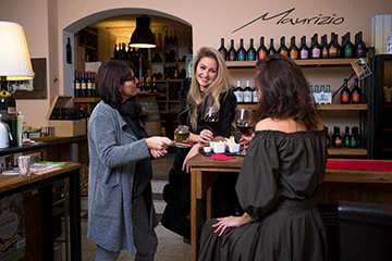 Zwei Damen trinken im Da Maurizio in Bruck an der Mur ein Glas Rotwein