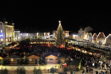 Blick auf das Adventdorf bei Nacht
