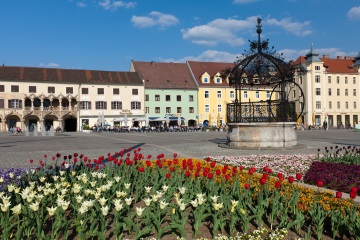 Hauptplatz Bruck mit dem Eisernen Brunnen und Kornmesserhaus.