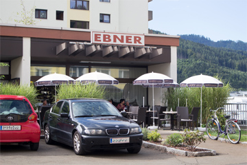 Das Café Ebner mit der Terrasse von vorne