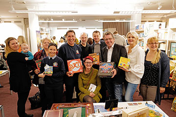 Ludothekleiter Manfred Werlein (4.v.l.), Stadtbüchereileiterin Silke Reitbauer-Rieger (vorne), Bürgermeister Peter Koch (3.v.r.) und Stadträtin Kerstin Stocker (2.v.r.) mit weiteren Besuchern.