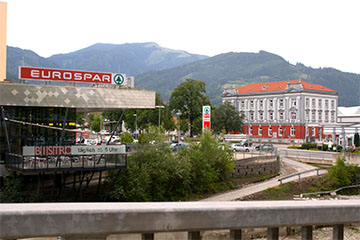 Der Eurospar mit dem Bistro neben der Mürz, neben dem Lebensmittelgeschäft auch ein Bistro