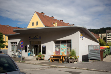Das Café und Jausenecke Kainzer, ein kleines einladendes und graues Häuschen