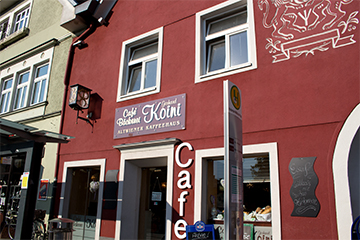 Die Bäckerei Koini, das rote Gebäude von außen, modern, mit weißen Fenstern