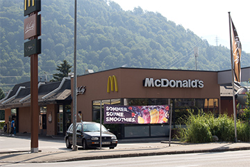 Der Mc Donald's, ein typisches Mc Donald's-Gebäude mit Rutsche und Mc Drive
