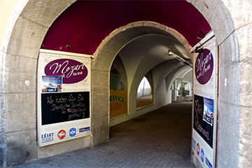 Der Eingang des Café Mozart, ein Rundbogen als Eingang, Logo