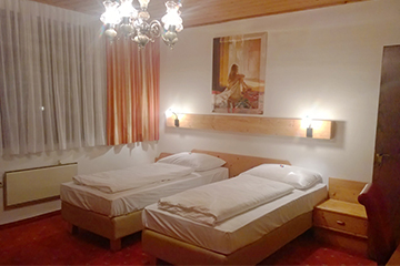 Ein Doppelzimmer mit getrennten Betten und mit gemütlichem Ambiente im Gasthof Pichler