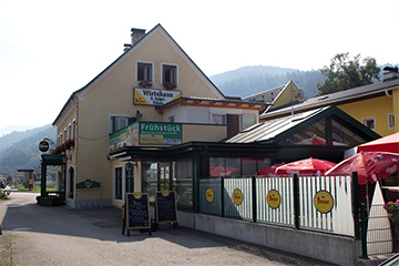 Rosi's Wirtshaus bzw. Gasthaus Folger, ein geliches Haus mit großem Gastgarten, geschützt vom vorbeifahrendem Verkehr