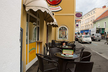 Pizza - Kebap Schabanack von außen mit mehreren Tischen, in einem gelben Gebäude in der Herzog-Ernst-Gasse