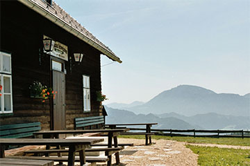 Das Almgasthaus Schweizeben hoch über dem Weitental, mit schönem Panorama