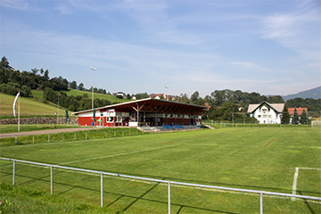Das Sportcafé in Oberaich und die Tribüne des Sportplatzes