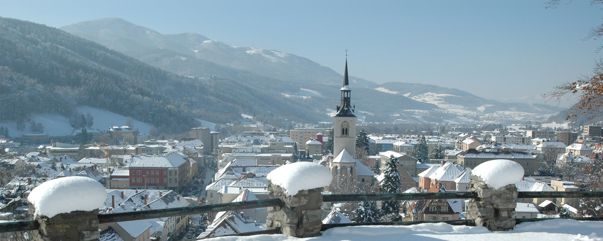 Blick auf die verschneite Stadt - Blick auf die Pfarrkirche