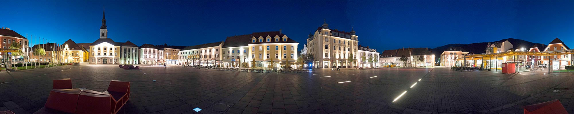 Bruck bei Nacht - Panoramabild vom Hauptplatz mit Rathaus und den Bürgerhäusern
