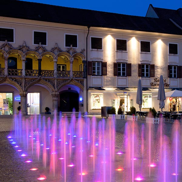 Brucker Hauptplatz mit Kornmesserhaus bei Nacht
